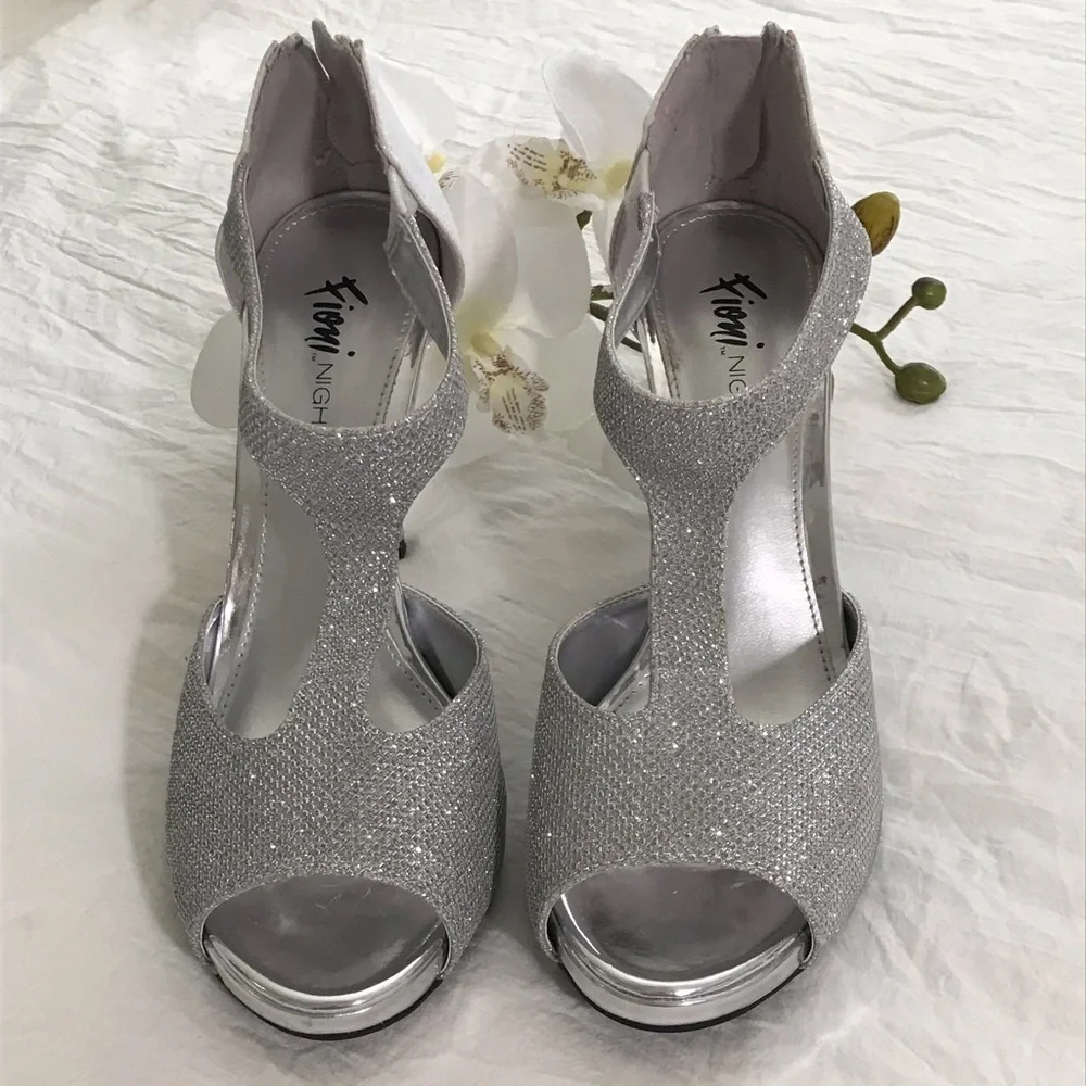 FIONI NIGHT 4 inch high heels, silver, size 7.5, single use. - Picture 3 of 9